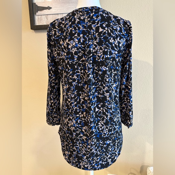 Dana Buchman Women’s Blue/Black/White V-Neck, Geometric Blouse - Size S - Picture 3 of 10